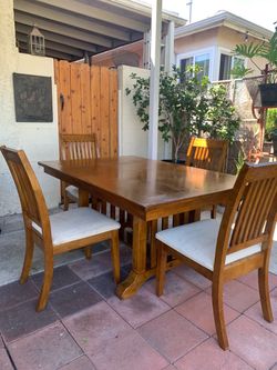 Dining table set 4 chair with class in good condition.