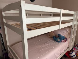 Twin bunk beds
