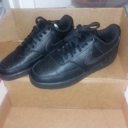 Brand New Nike Size 6.5 Boys