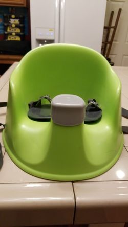 Baby seat with seatbelt