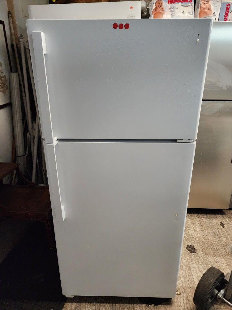 GE Refrigerator 61x28x28 