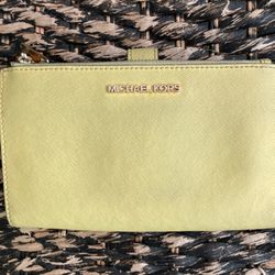 MICHEAL KORS Leather Wristlet Wallet In Excellent Condition