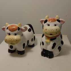 Vintage ceramic cow sugar and creamer set