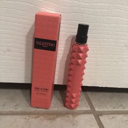 Used Valentino Born Roma Coral Go Spray 0.33 oz