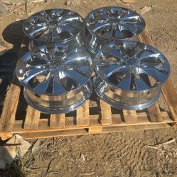 Set of 4 Wheels Honda Cr-v 17x6.5 Chrome 