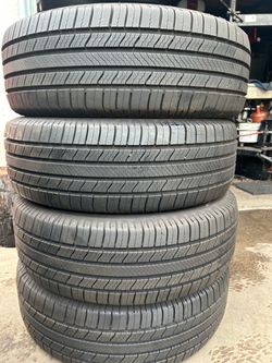 Set of 4 like new Michelin Defender 2 235/60r18