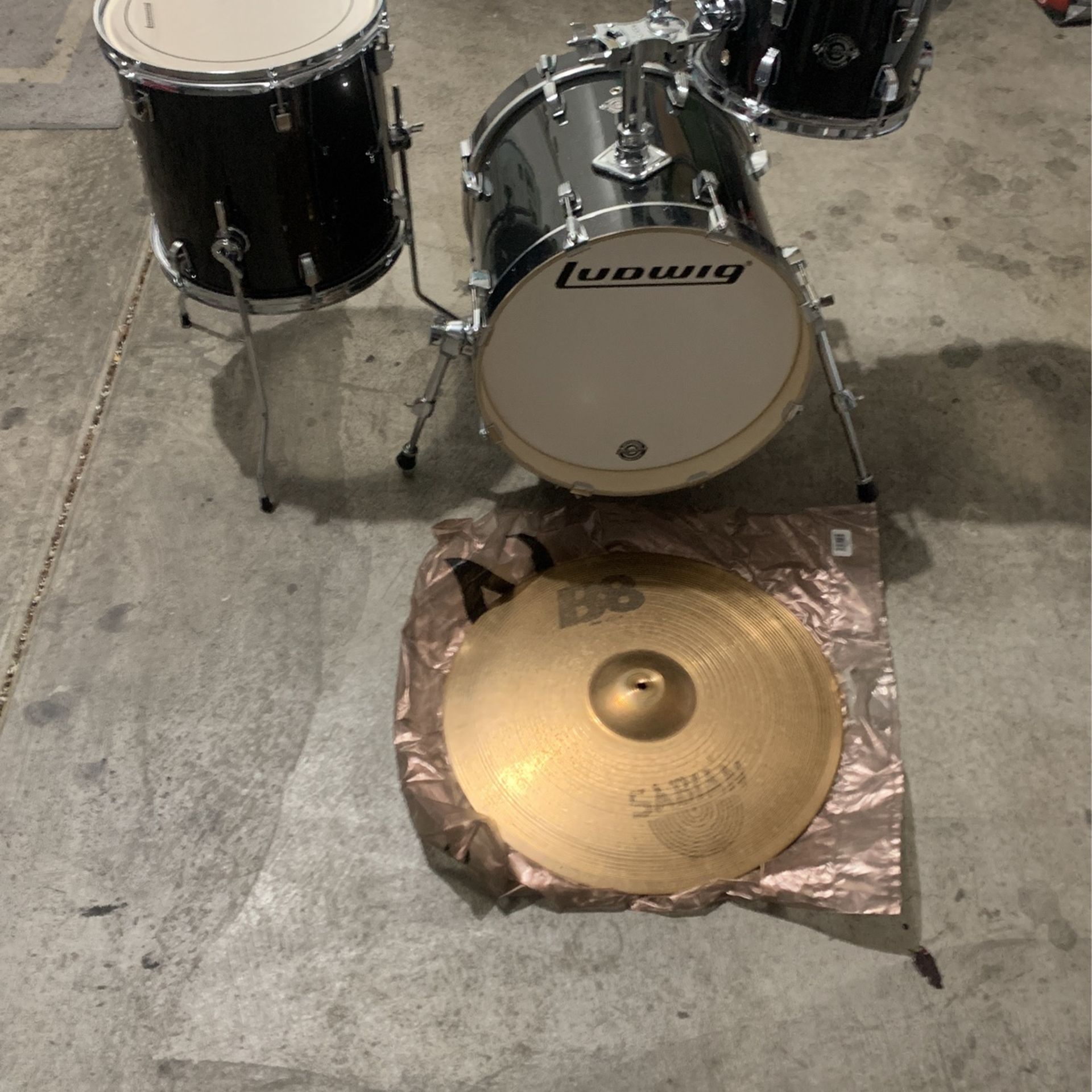 Ludwig Drum Set With Ride Away Cycmbal