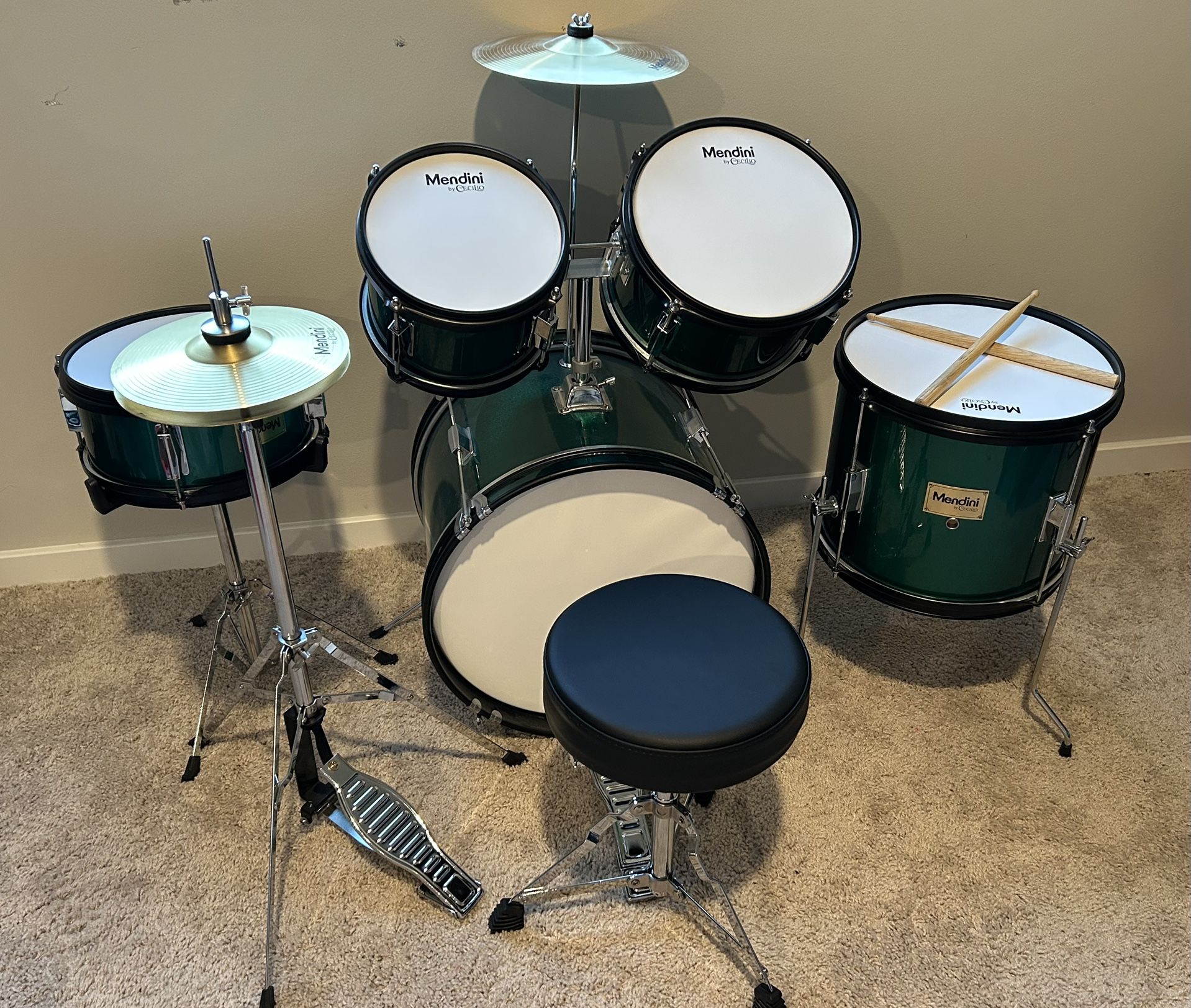Mendini Drum Set (Rarely used. Great Condition)