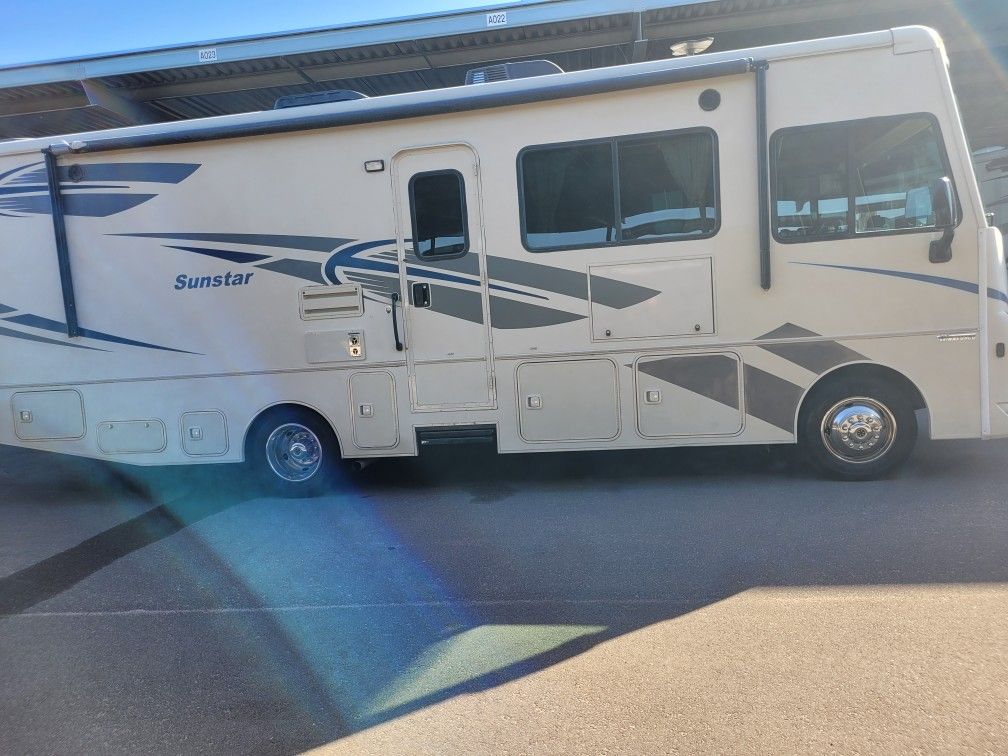 2018 Winnebago Sunstar 27pe