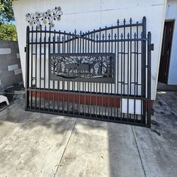 BRAND NEW METAL FARM DRIVEWAY GATE DIMENSION 20'X7' HEAVY DUTY 
POWDER COATING GALVANIZED BLACK
PERFECT FOR YOUR LAND,HOUSE,FARM,
IF SOMEONE INTERESTE