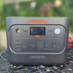 Jackery Solar Generator Explorer 1000