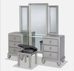 Diva II Platinum 6 Drawer Vanity Set like new great for MOTHERS DAY
