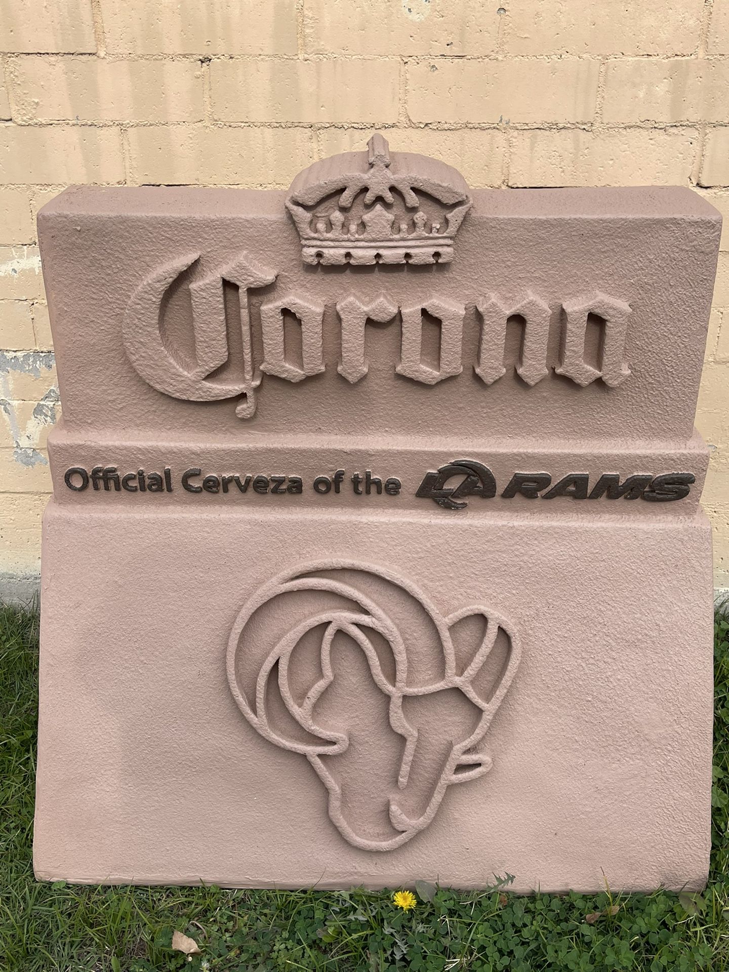 La Rams Yard Display