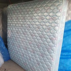 KING MATTRESS FOR SALE! ONLY $40 FOR IT.