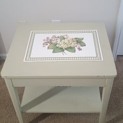 Table with Flower Deaigns