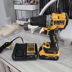 DeWalt 20v Xr hammer drill And 5 Ah battery And charger