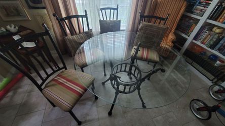 Round Glass Top Dining Table with 4 Chairs Rooms To Go