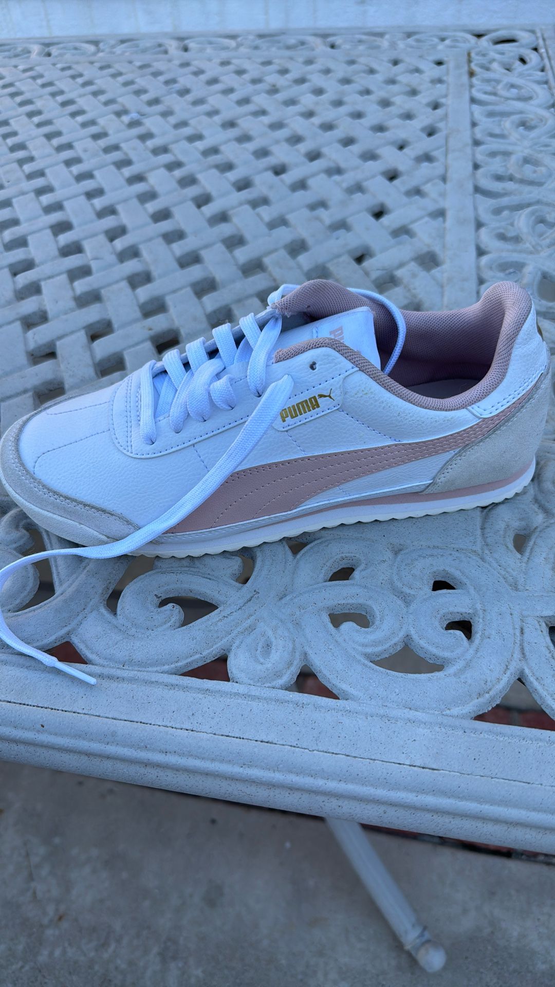 Women’s Puma Tennies