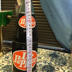 DR PEPPER 1LITER GLASS BOTTLE WITH LID SEALED, 1970 $45.00