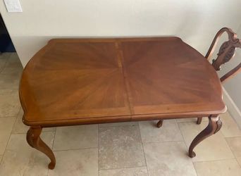 Beautiful Solid Walnut Dining Table with 6 Chairs