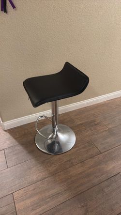 Bar-Style Adjusting Chair