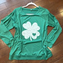 Women’s Medium Green Lightweight Long Sleeve sweatshirt White Shamrock Shirt $12