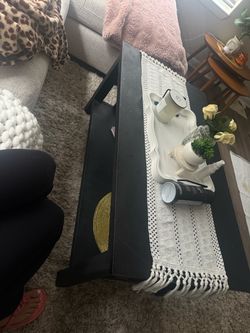 Black coffee table it was spray painted so i’m selling it with the full bottle for free