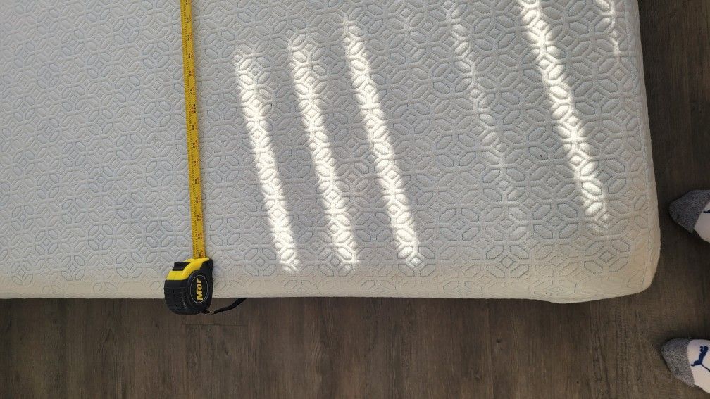 Queen Bed Frame And Matress