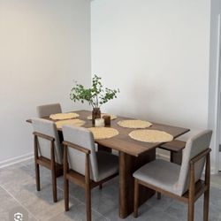 Isanthy Dining Table 