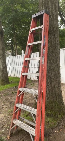 Fiberglass 8 foot tall ladder