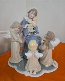 Like Lladro Madonna w/ Angels Porcelain Figurine. Elegant Porcelain Like Lladro Figurine Set features the Madonna Holding the Christ Child Surrounde
