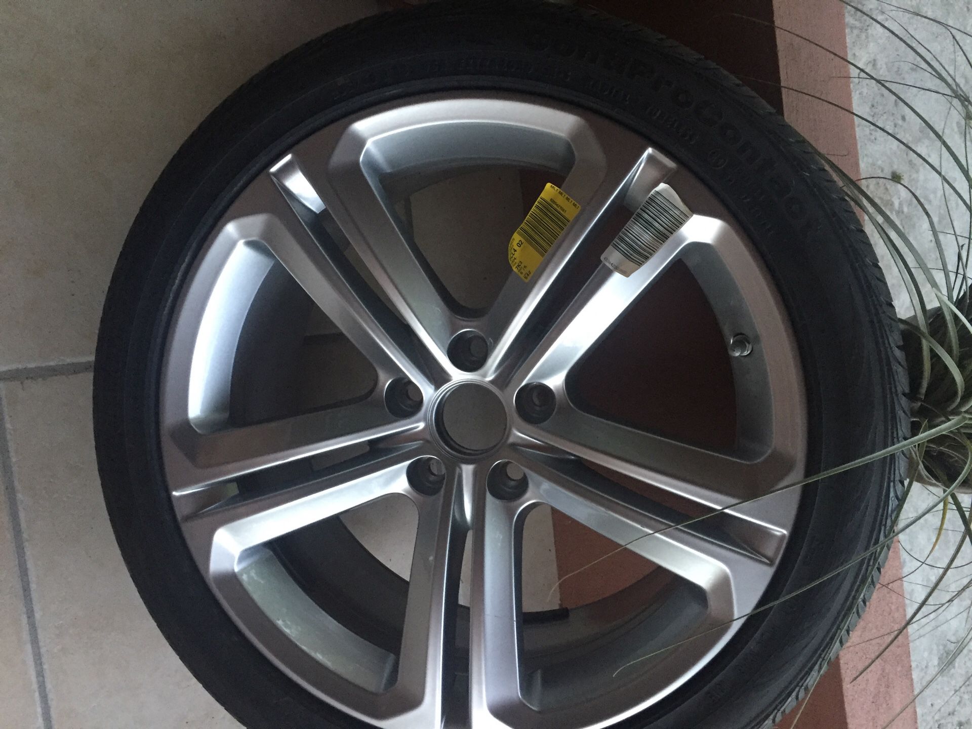VW Yetta 2015/18 wheel & Tire great condition never on like New. It is ONLY one New wheel with New tire