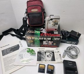 FUJIFILM Fuji FinePix 4700z Digital Camera 4.3MP Limited Silver With Extras