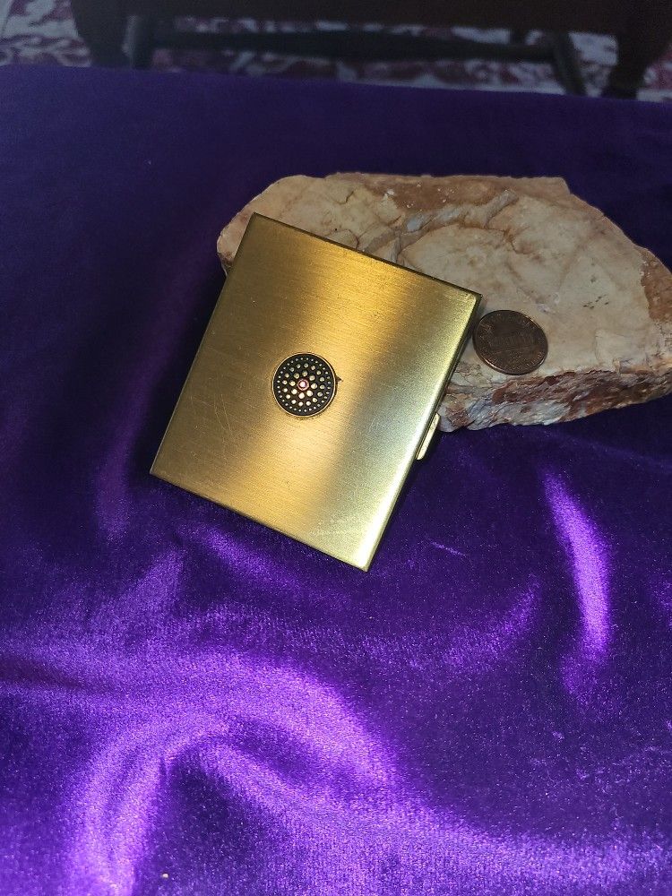 Vintage Style Compact.