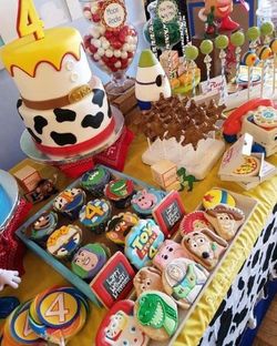 Paquete para fiesta de toy story. Varios artículos nuevos y otros en excelente estado