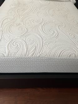 Serta Queen mattress like New! Must go $75
