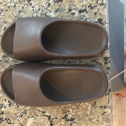 brown yeezy slides size 10