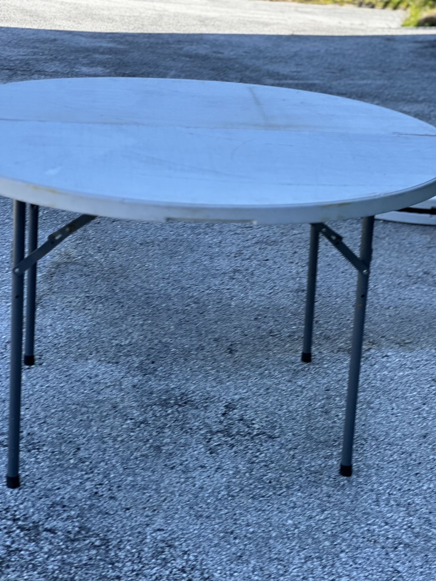 4 Foot Round Plastic Tables