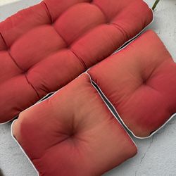 Cushion with 2 pillows 