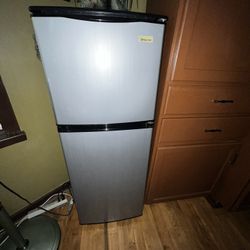 Magic Chef Medium Size Fridge (contact info removed)
