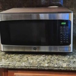 XL Stainless Steel GE Microwave. SUPER CLEAN/ LIKE NEW