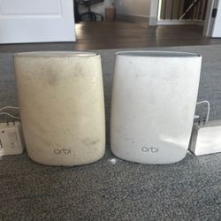 Netgear Orbi router model RBR50 and satellite antenna model RBS50