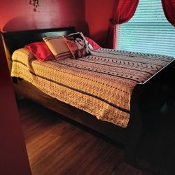 Queen Bed Distressed Black Wood Frame & Mattress 