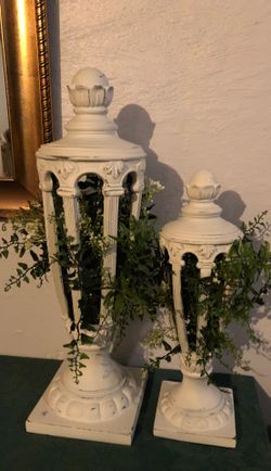 Nice elegant antique looking decorative stands