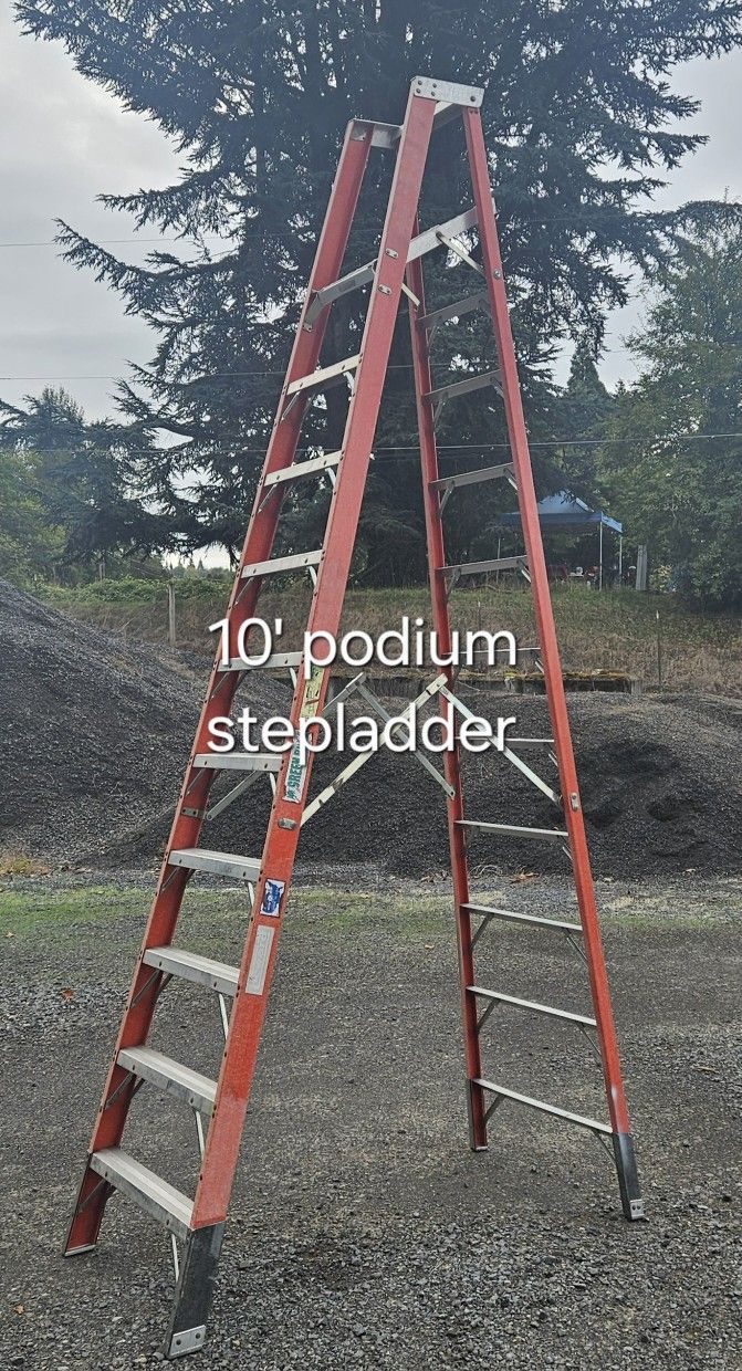 10' Green Bull podium step ladder(300#)