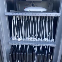 Apple I Pad Cart And I Pads (30) iPads All For $1800