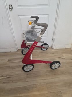 Carbon ultraweight compact rollator