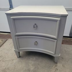 🔥 Gray Curved Front 2 Drawer Nightstand End Table Bedroom Furniture Storage Modern Stylish 👀
✨ Good Overall Pre-Owned Condition
🛏️ Attractive curve