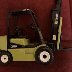 1/25 Scale ERTL Clark Fork Lift Model Truck Die-cast Metal