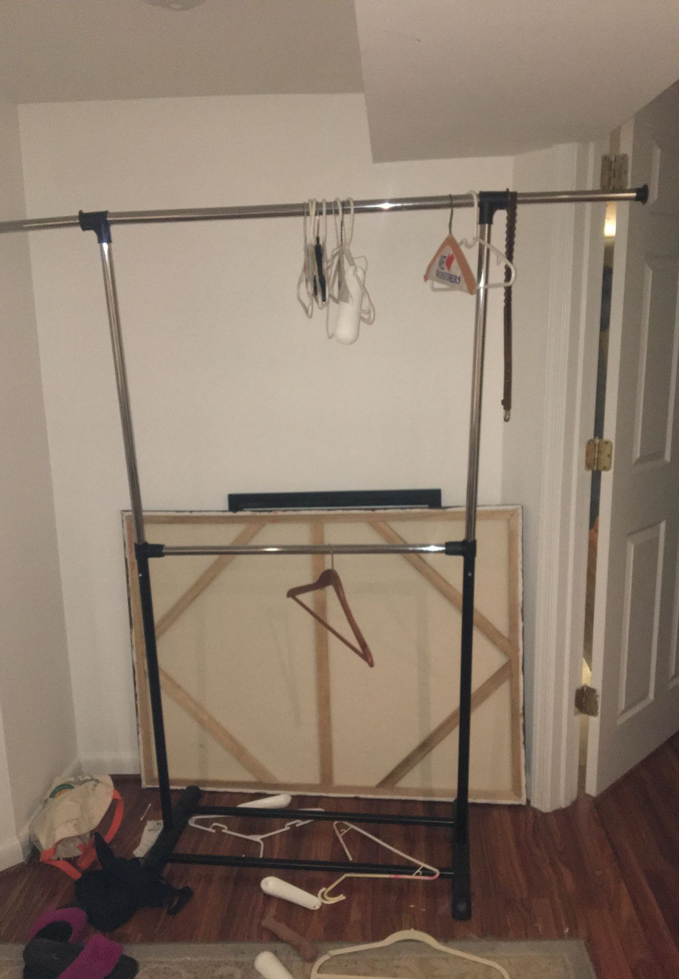 Adjustable clothes rack